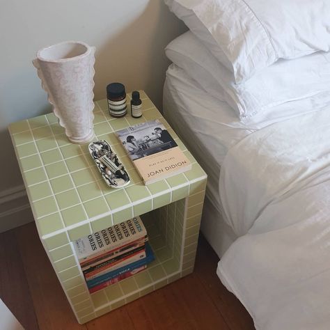 Tiled Bedside Table, Funky Bedside Table, Tiled Furniture, Diy Bord, Tile Side Table, Artsy Apartment, Aesthetic Apartments, Renter Friendly Decorating, Tile Tables