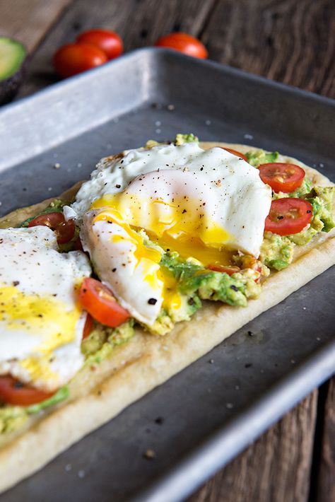 Egg and Avocado Breakfast Flatbread Recipe Egg And Avocado Breakfast, Avocado Flatbread, Breakfast Flatbread, Healthy Dinners For Two, Healthy Entrees, Flatbread Recipe, Avocado Breakfast, Flatbread Recipes, Pizza Recipes Homemade