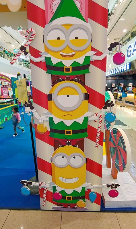 Christmas Office Ideas Decoration, Disney Christmas Door, 3d Door Decorations Christmas, Minions Christmas Decorations, Minion Christmas Door Decorations, Minion Christmas Door, Minion Christmas Decorations, Minions Christmas, Cartoon Christmas