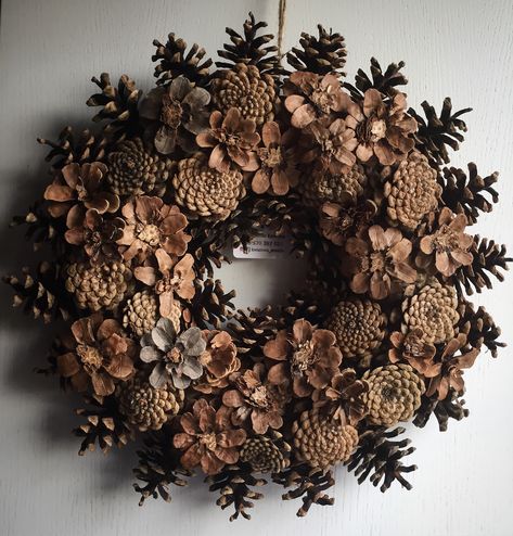 Decor Made From Nature, Christmas Crafts Wreaths & Garlands, Pine Cone Wreath Diy, Pinecone Projects, Pine Cone Flower Wreath, Pinecone Crafts Christmas, Pinecone Crafts, Pine Cone Art, Diy Pinecone