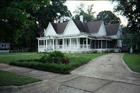 1900 Victorian photo Enterprise Alabama, Alabama Homes, Large Fireplace, Driveway Paving, Victorian Photos, Gas Heating, Wrap Around Porch, Built In Cabinets, Abandoned Buildings