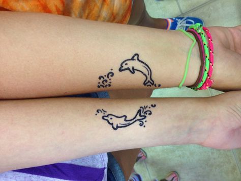 Dolphins on arms henna tattoo Henna Tattoo Wrist, Dolphin Tattoos, Cute Henna Designs, Cute Henna Tattoos, Henna Style Tattoos, Dolphins Tattoo, Cute Henna, Henna Tattoo Designs Hand, Henna Style