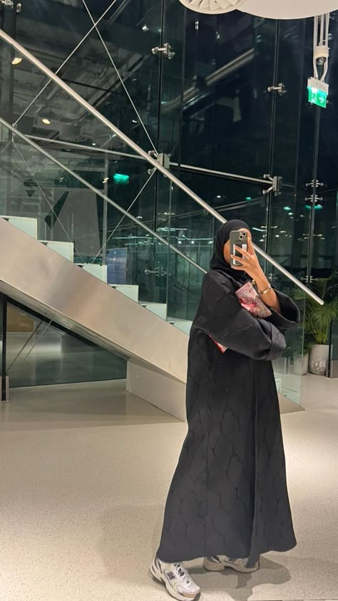 Abaya And Sneakers, Abaya With Sneakers, Black Abaya Designs, Abaya Outfit, Hijabi Fits, Bride Dress Simple, All Black Fashion, Hijab Style Casual, Hijabi Fashion Casual