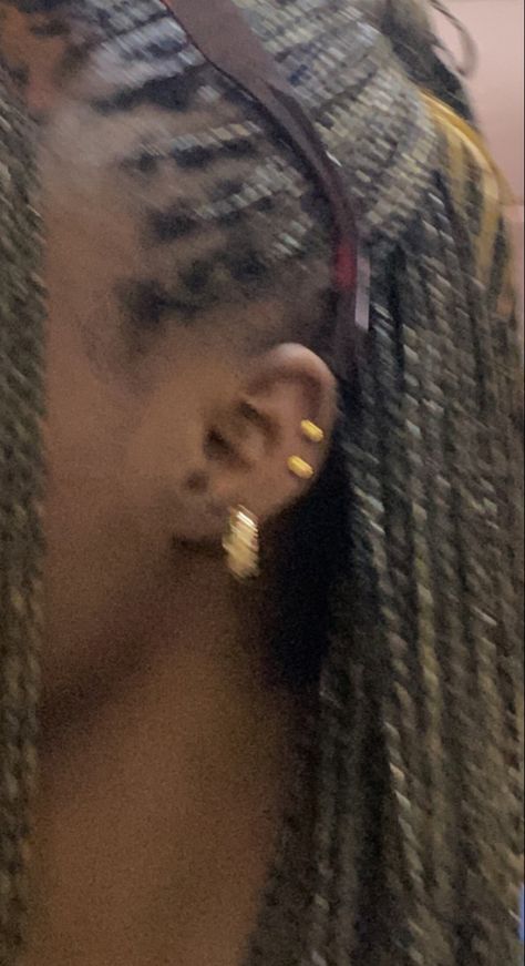 Double helix ear piercing black girl Double Helix Piercings Black Women, Double Helix Piercings, Double Helix Piercing, Piercings Ideas, Healing Era, Double Ear Piercings, Piercing Inspo, Helix Piercings, Piercings For Girls