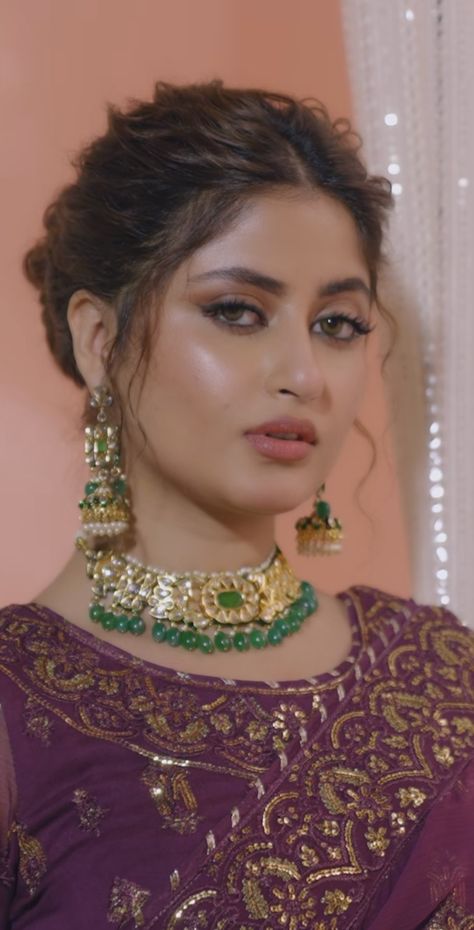 Desi Wedding Makeup, Lehenga Hairstyle, Pakistani Hair, Easy Messy Hairstyles, Indian Makeup Looks, Pakistani Bridal Hairstyles, Hair Style On Saree, Sajal Aly, Low Updo