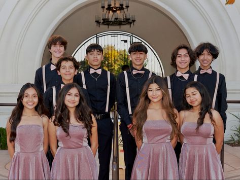 Chambelanes Outfits Quinceanera Pink And Black, Black And Pink Chambelan Outfits, Quiencera Photoshoot, Damas Outfits Quinceanera Pink, Pink Quinceanera Court, Chambelanes Outfits Quinceanera Black, Quince Chambelanes Outfits Pink, Dama Outfits Quinceanera, Quinceñera Poses