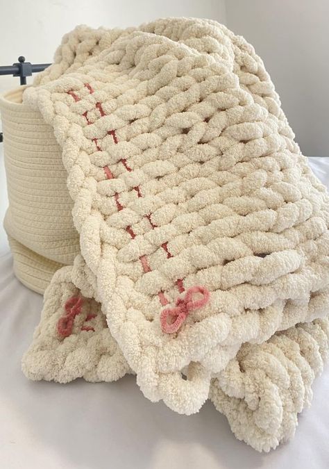 Crochet Yarn Bag, Diy Finger Knitting, Chunky Knit Blanket Pattern, Chunky Yarn Blanket, Knot Blanket, Finger Knitting Projects, Functional Home Decor, Hand Crocheted Blanket, Hand Knitting Diy