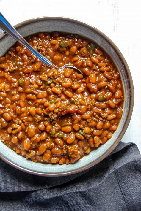 Not sure what to make for dinner tonight? These Southern Baked Beans will spice up any summertime meal! Baked Beans With Ground Beef, Beans With Ground Beef, Southern Baked Beans, Best Baked Beans, Bbq Baked Beans, Juicy Hamburgers, Baked Beans Recipe, Beans Recipes, Baked Bean Recipes