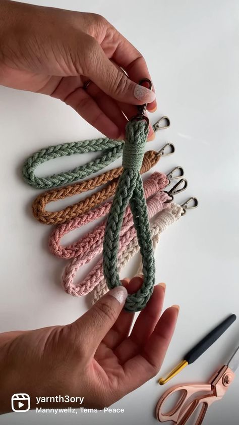 Crochet Wristlet Keychain, Hiasan Dinding Diy, Tassen Hanger, Crochet Wristlet, Simpul Makrame, Pola Macrame, Hantverk Diy, Keychain Crochet, Crochet Keychain Pattern