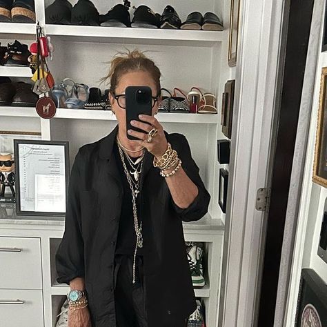 Lori Hirshleifer on Instagram: "So this might be my new uniform @therow @chanelofficial @therow 🖤🖤🖤 #ootd" Lori Hirshleifer Style, Lori Hirshleifer, Jewellery Stack, Stacked Jewelry, Spring Style, Spring Fashion, Work Wear, Personal Style, Ootd