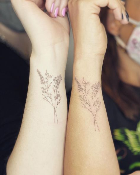 Tattoo Thick Lines, Tattoo For Mother, Flower Bouquet Tattoos, Bouquet Tattoos, Flower Bouquet Tattoo, Korean Tattoo Artist, Korean Tattoos, Bouquet Tattoo, Mom And Daughter Matching