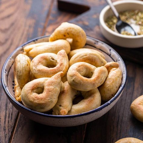 Taralli are wonderful Italian snack crackers that are crisp on the outside, chewy on the inside and make a welcome addition to any charcuterie board or appetizer spread. Taralli Recipe Italian, Italian Crackers, Pizza Sides, Sip And Feast, Feast Recipes, Italian Snacks, Italian Sweets, Snack Crackers, Chewy Bread