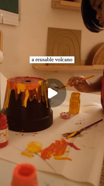 Diy Volcano Project Kids, Volcano Diy, Dinosaur Volcano Experiment, Homemade Volcano Kids, Baking Soda Volcano, Diy Volcano Projects, Diy Volcano, Exploding Volcano Experiment, Volcano Explosion