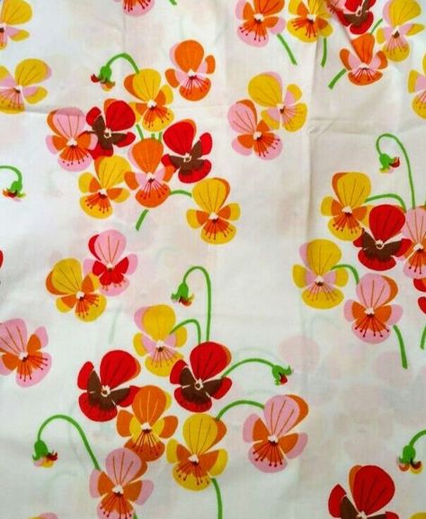 Vintage 1974 Sears perma prest 'Pansy' pattern no iron percale bed sheets. 50% polyester 50% combed cotton. Mod floral print. Red and yellow pansies. Yellow Pansies, Pansy Pattern, Patterned Bedding, Vintage Sheets, Vintage Linen, Retro Pattern, Red And Yellow, Green Design, Retro Prints