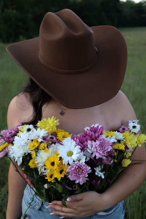 Western Photoshoot Ideas Birthday, Mexican Senior Pictures Ideas, Cowgirl Flower Photoshoot, Cowgirl Themed Photoshoot, Vaquera Graduation Pictures, Western Birthday Photoshoot, Western Graduation Pictures, Western Photoshoot Outfits, Photoshoot Western