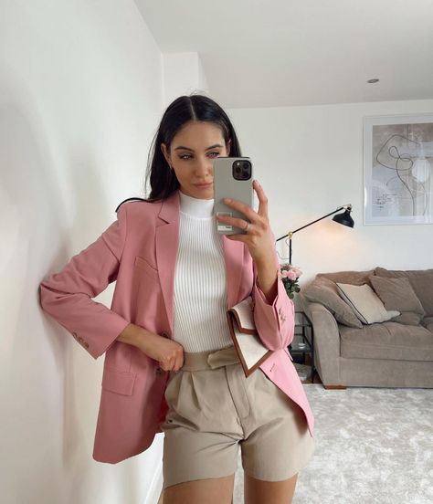 Sophie Moulds on Instagram: “Happy Sunday 🌸 I’m really feeling pink for spring summer ✨ Top is @karen_millen Blazer is @zara Shorts are @4thandreckless All linked …” Sophie Moulds, Zara Street Style, Tall Girl Fashion, Tall Fashion, Zara Outfit, Zara Fashion, Zara Shorts, Pink Blazer, Cute Summer Outfits