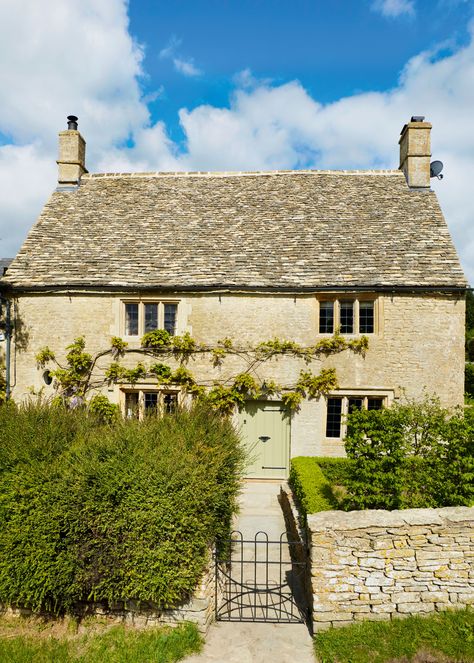 17th-century Cotswold stone house Cotswold House, Cotswold Stone, English Country Cottages, Cotswolds Cottage, Period Living, Pretty Houses, Country Cottages, Stone Cottages, Cottage Renovation