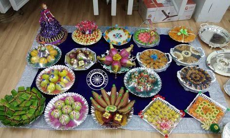 Baby Shower Plate Decoration Ideas, Wedding Plates Decoration Indian, Plate Decoration For Baby Shower Indian, Poonal Decoration, Seer Thattu Decoration Ideas, Engagement Plates Decoration Ideas, Sreemantham Plate Decoration, Seemantham Plate Decoration Ideas, Plate Decoration Wedding Indian