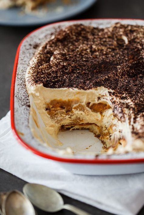 Easy caramel tiramisu. Dessert | Easy Recipe | Easy Dessert | Cooking | Recipe | Make ahead dessert Caramel Dessert Recipes, Vegan Tiramisu, Tiramisu Dessert, Caramel Desserts, Tiramisu Recipe, Make Ahead Desserts, Icebox Cake, Berries Recipes, Caramel Recipes