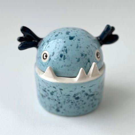 Small ceramic lidded pot Ceramics Frog, Ceramic Monsters, Ceramic Frogs, Frog Decor, Kids Clay, Cement Diy, Diy Air Dry Clay, Ceramic Boxes, Ceramic Jars