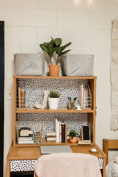 College Office Ideas, Desk Dorm Ideas, Georgetown Dorm, College Dorm Desk Ideas, Simple Dorm Decor, College Desk Organization, Dorm Desk Ideas, Diy Dorm Room Decor, Dorm Plants