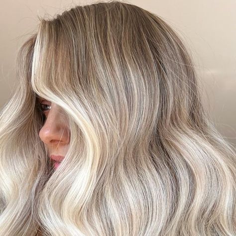 Root Stretch Hair, Blonde Hair Natural Roots, Root Smudge Blonde, Soft Blonde Hair, Blonde Foils, Blonde Hair With Roots, Hair Shadow, Blonde With Dark Roots, Hair Color Options