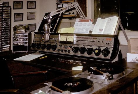 Radio Broadcasting, Pirate Radio, Old Radio, Internet Radio Station, Old Radios, Radio Stations, Disc Jockey, Internet Radio, Vintage Radio