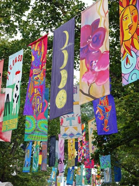 Outdoor Festival Decorations, Street Festival Aesthetic, Art Event Ideas, Festival Decorations Outdoor, Music Festival Decorations, Music Festival Decor, Fest Decor, Festival Booth Display, Art Festival Booth