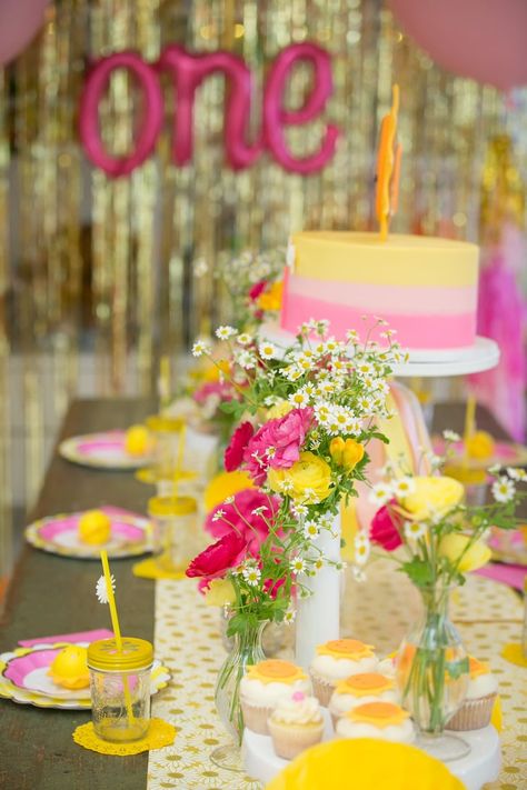 Image You Are My Sunshine Centerpieces Ideas, Sunshine Birthday Party Decorations, Sunshine Party Decorations, Sunshine Birthday Theme, Sunshine Birthday Party, Clara Lee, Sunshine First Birthday, Deco Orange, Sunshine Birthday Parties