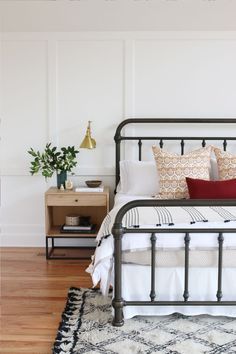 Bedroom Decor. Many Traditional Bedroom Design, Mid Century Bedroom, Iron Bed Frame, Student Room, Mid Century Modern Bedroom, Traditional Bedroom Decor, Casa Vintage, Coastal Bedrooms, Iron Bed