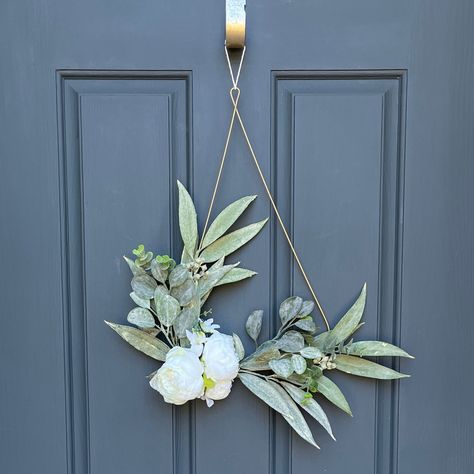 Half Wreaths For Front Door, Green Door With Wreath, Minimalist Door Wreath, Modern Front Door Wreath, Summer Door Wreaths Front Porches, Spring Summer Wreaths Front Doors, Modern Wreaths For Front Door, Minimalist Front Door, Minimalistic Wreath