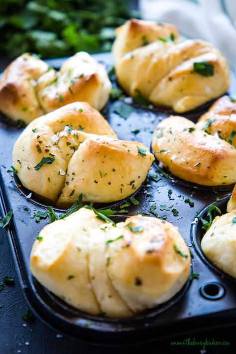 These Easy Homemade Garlic Butter Dinner Rolls are the perfect for your Sunday dinner or holiday table! Made from an simple dough, garlic butter and sea salt! Recipe from thebusybaker.ca! #dinnerrolls #thanksgiving #holiday #christmas #dinner #homemade #fromscratch #comfortfood #buns #garlic #butter #seasalt #garlicrolls #garlicknots Garlic Butter Dinner Rolls, Butter Dinner Rolls, Thanksgiving Dinner For Two, Homemade Garlic Butter, Xmas Dinner, Christmas Food Dinner, Sem Lactose, Sunday Dinner, Holiday Dinner