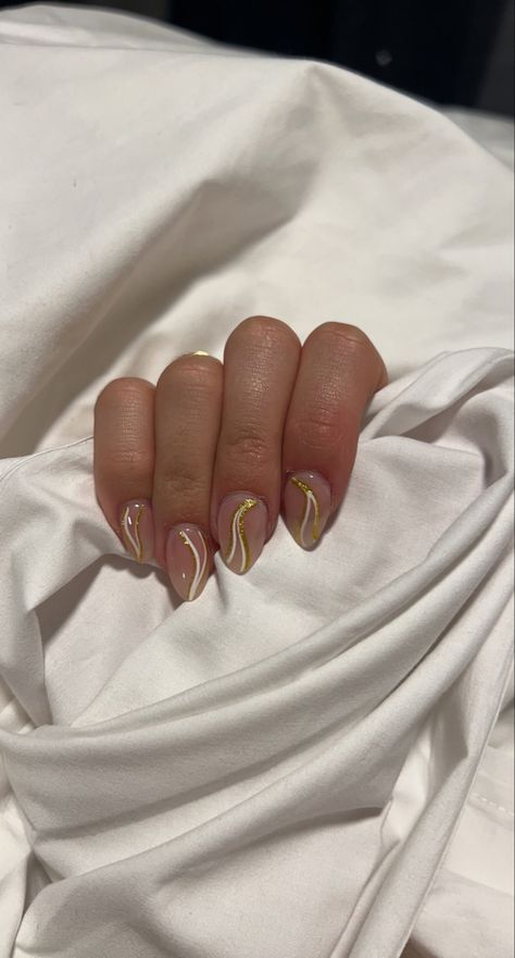 White And Gold Almond Nails, Nails With White And Gold, Gold Swirl Nails, Medium Length Almond Nails, Elegant Almond Nails, Nails With White, Elegant Look, Gold Nails, Almond Nails