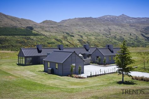 Exterior view of a country home whi... - Gallery - 5 | Trends Plan Garage, Roof Pitch, Building Layout, Exterior Painting, Modern Barn House, Modern Farmhouse Exterior, Shed Homes, Barn Style House, Modern Barn