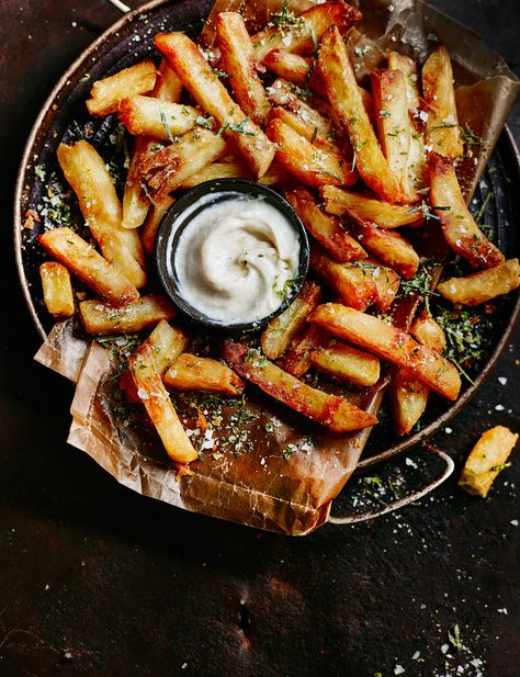 This is the ultimate chip recipe. By double-cooking the chips, it makes them extra-crispy. Chips Food Photography, Triple Cooked Chips, Fast Food Recipes, Healthy Fast Food, Chunky Chips, Food Fast Food, Sainsburys Recipes, Chip Recipe, Food Recipes Healthy