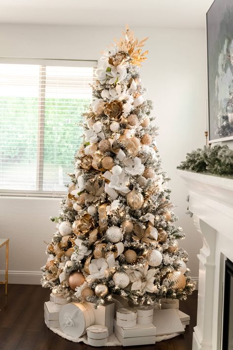 Crismas Tree, Christmas Tree Inspo, Pretty Christmas Decorations, Gold Christmas Tree Decorations, Christmas Tree Decorating Themes, Creative Christmas Trees, Elegant Christmas Trees, Christmas Decor Inspiration, Christmas Themes Decorations