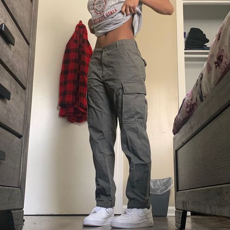 Cargo Pants With Air Force Ones, Grey Cargo Pants Outfit Aesthetic, Grey Cargos Outfit Girl, Cargo Grey Pants Outfit, How To Style Gray Cargo Pants, Gray Cargo Outfit, Outfits With Grey Cargo Pants, Dark Grey Cargo Pants Outfit, Grey Cargos Outfit