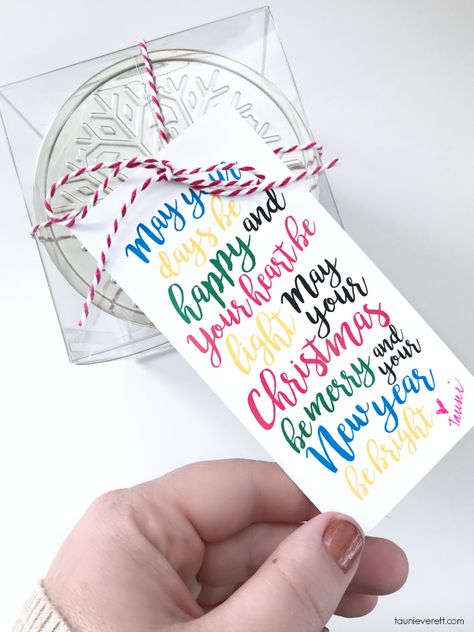 Free print + cut Christmas candle gift tag. Perfect for neighbor or office gifts. #christmas #christmasgift #diychristmasgift #neighborgift #christmascandle Candle Gift Tag, Easy Coworker Gifts, Candle Gift Tags, Christmas Notes, Christmas Articles, Candle Tags, Candle Printable, Blanket Christmas Gift, Christmas Neighbor