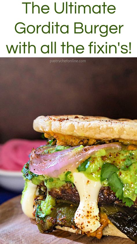 Guacamole Burger Recipe, Mexican Burger Recipes, Mexican Cheeseburger, Aligot Potatoes, Corn Burger, Burger Sliders Recipes, Pork Patties, Deli Ideas, Taco Board