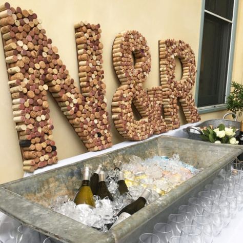 Wine Cork Crafts Wedding, Wine Cork Wedding Decorations, Wine Diy Crafts, Wine Cork Table, Wine Cork Letters, Wine Cork Wedding, Wine Cork Diy Projects, Cork Letters, Cork Diy Projects