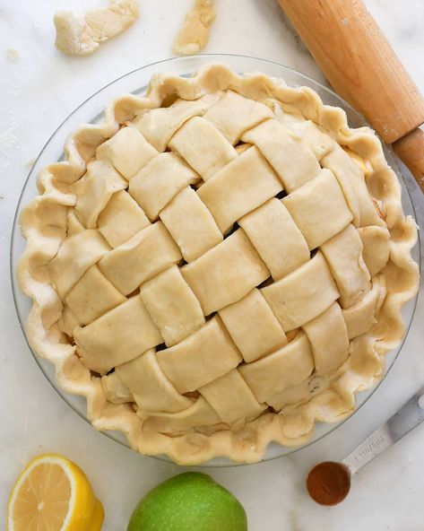 Cooking with Manuela: How to make a Beautiful Apple-Blueberry Pie with a Lattice Top Apple Pie Lattice Top, Apple Pie Lattice, Pie Game, Lattice Pie, Apple Cranberry Pie, Apple Blueberry, Berry Tart, Homemade Pie Crusts, Salted Caramel Chocolate