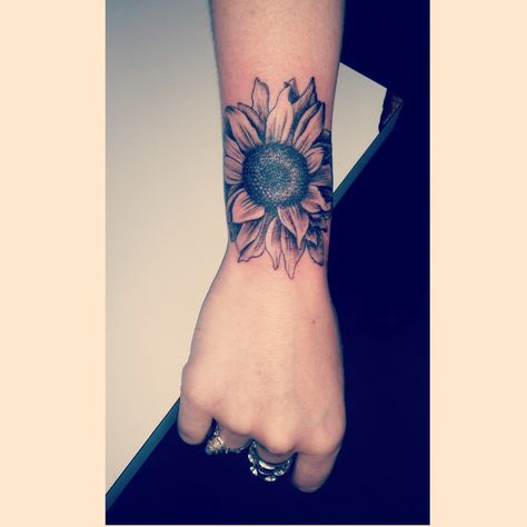 Model Tattoos, Wrist Tattoo Cover Up, Sunflower Tattoo Sleeve, Flower Wrist Tattoos, Tattoos For Black Skin, Sunflower Tattoos, Wrist Tattoos For Women, Butterfly Tattoos, Tattoo Cover