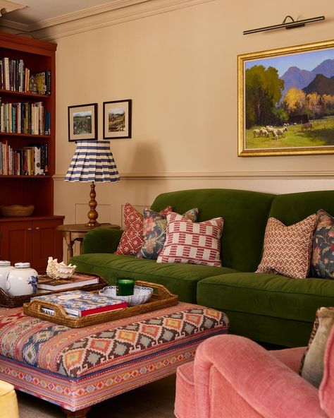 Cotswolds drawing room corner looking colourful and very cosy. Walls painted in our favourite neutral, Tawny by @edwardbulmerpaint Bookcase painted in @farrowandball Picture Gallery Red. Interiors by @uns.hobbs_interiors Photography by @boz_gagovski #unshobbsinteriors #cottagestyle #interiordesign #interiordesigner #interiors #countryhome #cotswolds #cotswoldsinteriors #cotswoldscottage English Living Room, Snug Room, Interior Design Per La Casa, Cosy Living, Cosy Living Room, Casa Vintage, Design Del Prodotto, Living Room Inspo, Front Room