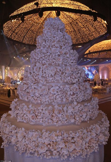 10 of Pinterest's Most OTT Floral Wedding Cakes Huge Wedding Cakes, Million Dollar Wedding, Extravagant Wedding Cakes, Big Wedding Cakes, Dream Wedding Cake, Extravagant Wedding, Luxury Wedding Cake, Floral Wedding Cakes, Wedding Expenses