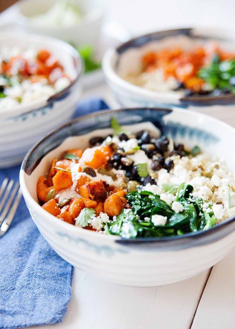 Need a good make-ahead meal? These Quinoa Bowls are loaded with creamy black beans, vitamin packed sweet potatoes, wilted spinach, and crunchy pepitas! Make everything on a Sunday and you have work-day lunches ready for the week! Bean Bowl, Veggie Mains, Vegetarian Bowls, Meatless Mains, Bowl Meals, Vegetarian Ideas, Quinoa Bowls, Recipes Quinoa, Black Bean Recipes