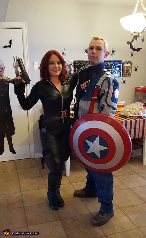 Couples Costumes Unique, Black Widow And Captain America, Superhero Couples Costumes, Captain America Halloween Costume, Steve Costume, Captain America Halloween, Marvel Halloween Costumes, Costumes Unique, Superhero Costumes Female