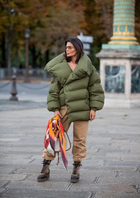 The Best Street Style to Inspire Your Winter Looks Winter Street Style 2020, Puffy Jacket Outfit, Puffer Coat Outfit, Winter Coat Trends, Cargo Pants Outfit Men, Puffer Jacket Outfit, Oversized Puffer Jacket, Mode Shoes, Oversized Puffer