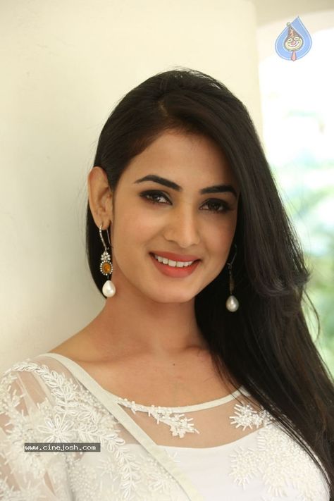 Sonal Chauhan Sonal Chauhan, Dark Beauty Photography, Simple Wallpaper, Teen Girl Dresses, Indian Woman, Beauty Shots, Real Beauty, Celebrity Entertainment, India Beauty