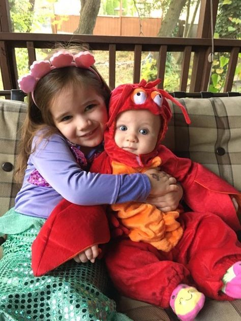 41 Halloween Costume Ideas That Are Perfect For Siblings | HuffPost Life Disney Sibling Costumes, Brother Sister Halloween, Brother Sister Halloween Costumes, Sister Halloween Costumes, Sibling Halloween Costumes, Sibling Costume, Baby First Halloween, Masks Diy, Games Diy