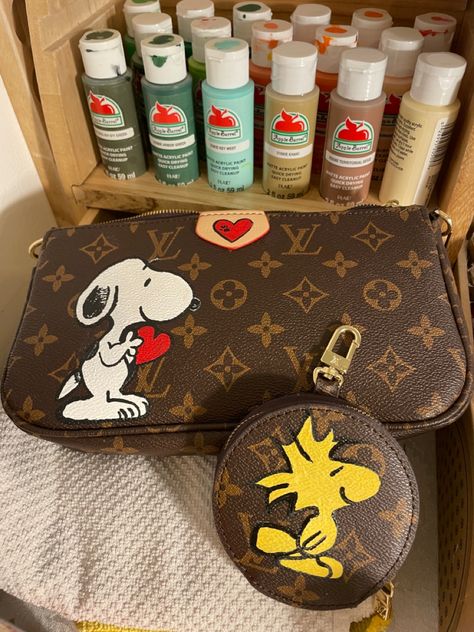 Painted Louis Vuitton Bag Diy, Louis Vuitton Painted Bags, Painted Purses Ideas, Hand Painted Bags Handbags, Custom Louis Vuitton, Snoopy Items, Painted Handbag, Painted Purse, Custom Purses